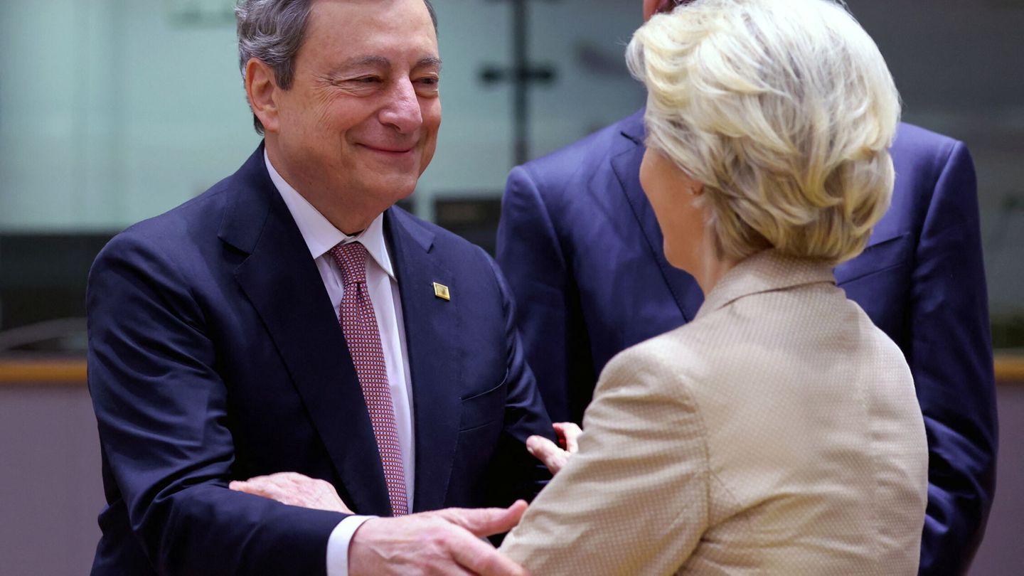 Von der Leyen charla con el primer ministro italiano, Mario Draghi. (Reuters)