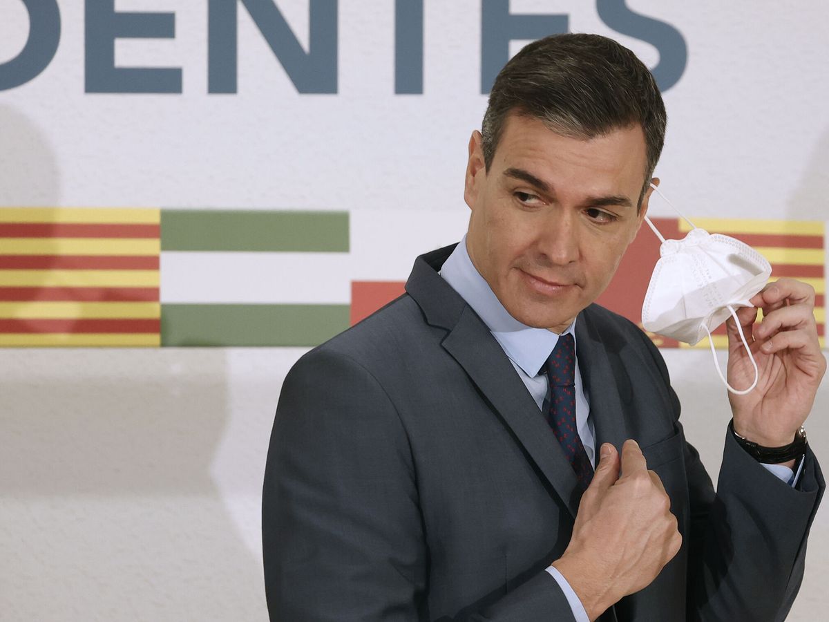 Foto: El presidente del Gobierno, Pedro Sánchez, se quita la mascarilla durante la Conferencia de Presidentes que se celebró en marzo de 2022 en La Palma. (EFE/Juan Carlos Hidalgo)
