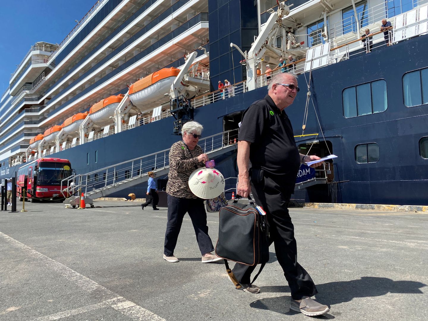 Viajeros abandonan el crucero Westerdam el pasado día 15. (Reuters)