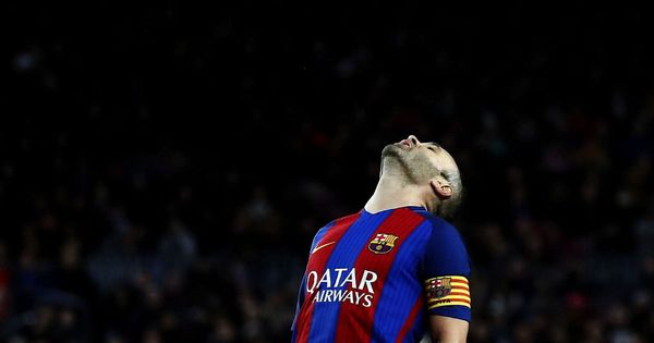 Foto: Iniesta, capitán del FC Barcelona, en un partido en el Camp Nou. (EFE)