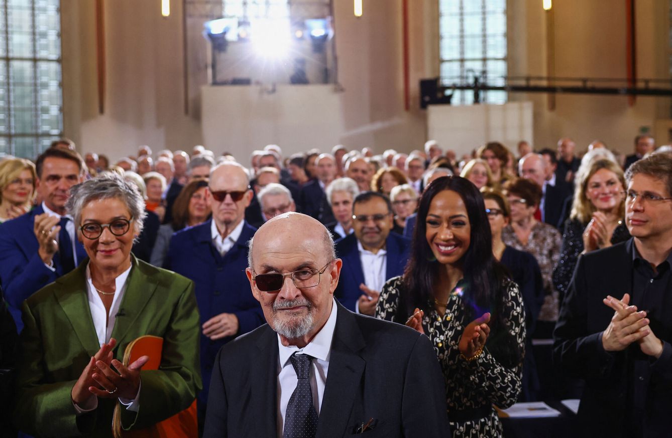 Salman Rushdie recibió el premio de la Paz de los libreros alemanes en octubre de 2023. (Reuters/Kai Pfaffenbach)