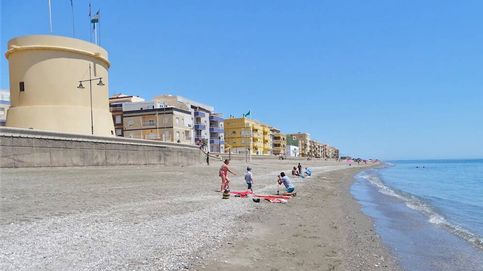 El mar devora la playa de Balerma: desde los 80 la franja de arena ha pasado de 20 a 8 metros