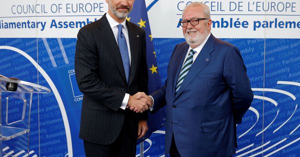 Foto: Felipe VI este jueves con Pedro Agramunt en Estrasburgo. (Reuters)