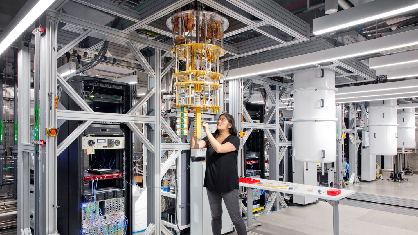 Una científica de IBM trabaja en uno de los ordenadores cuánticos de la compañía. (IBM)