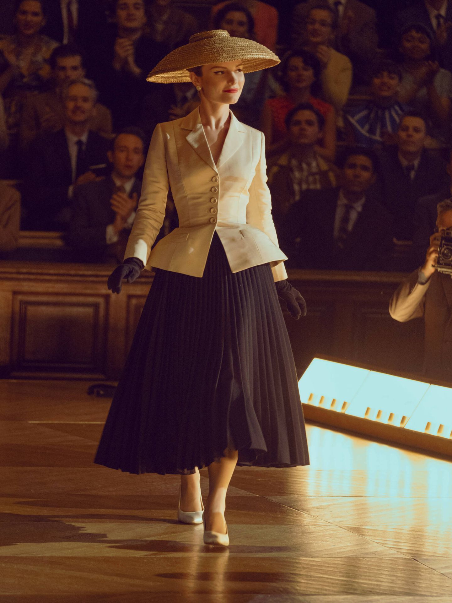 Un look de Dior en la serie 'The New Look'. (Apple TV )