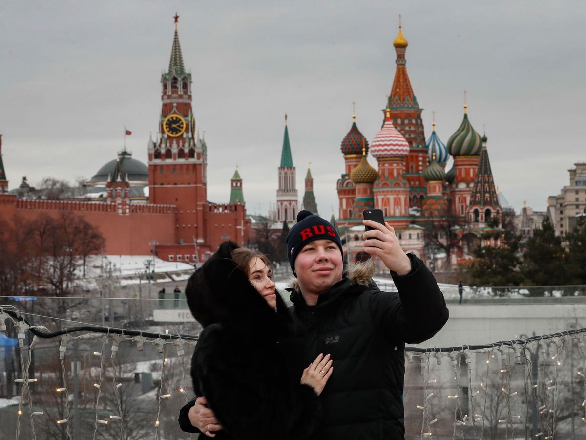 Foto: Una pareja en Moscú. (EFE)