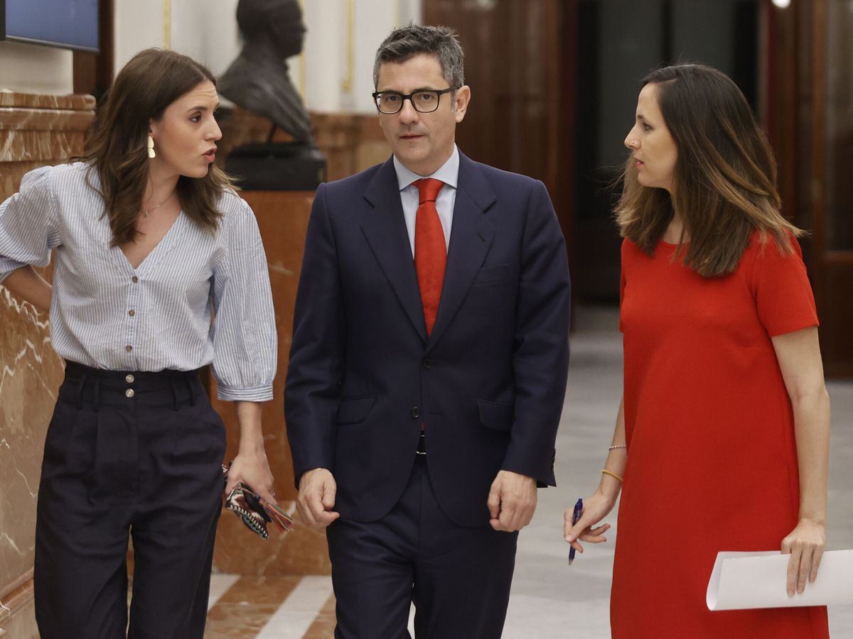 Foto: El ministro de Presidencia, Félix Bolaños, junto a la líder de Unidas Podemos, Ione Belarra, y de la ministra de Igualdad, Irene Montero. (EFE/Emilio Naranjo)