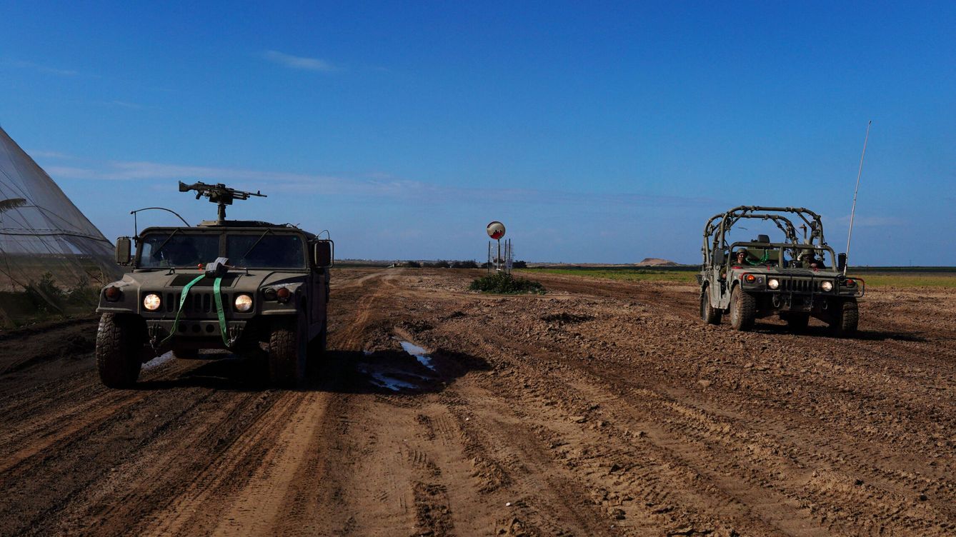 Foto: Soldados israelíes montan en vehículos militares cerca de la frontera entre Israel y Gaza. (Reuters/Alexandre Meneghini)