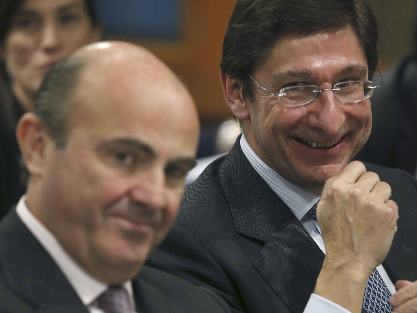 El ministro de Economía, Luis de Guindos (i), y el presidente de Bankia, José Ignacio Goirigolzarri. (EFE)