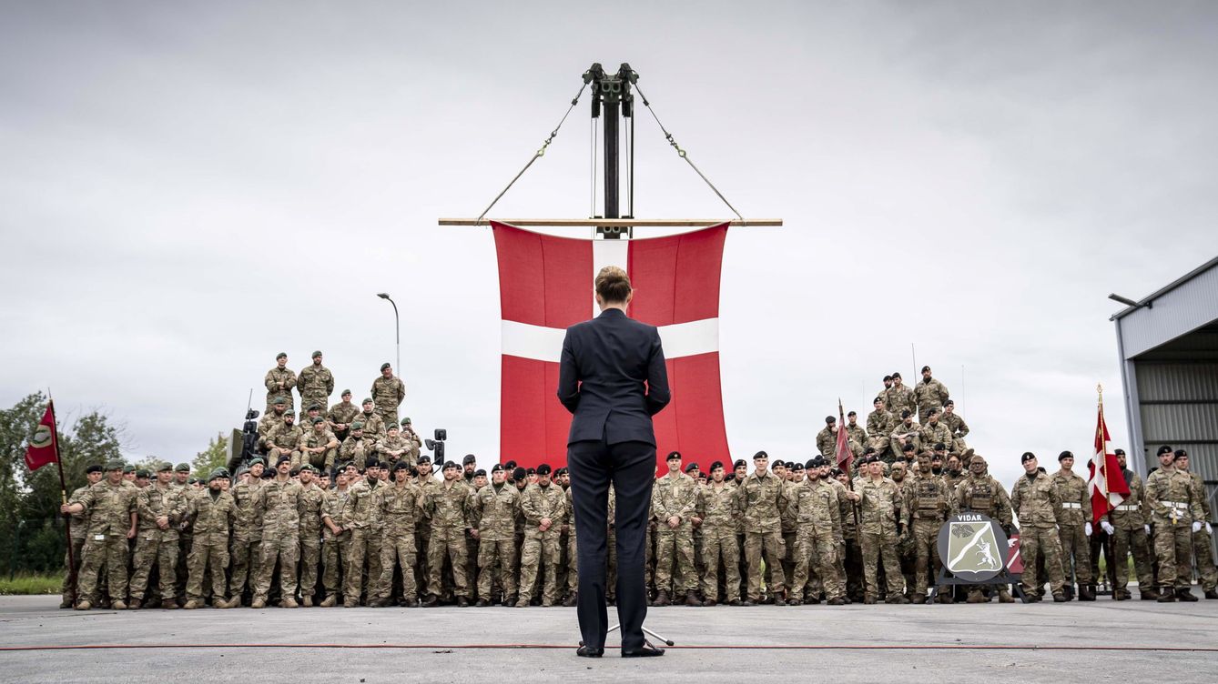 Foto: La primera ministra danesa, Mette Frederiksen, durante una visita a las tropas. (EFE/Mads Claus Rasmussen)