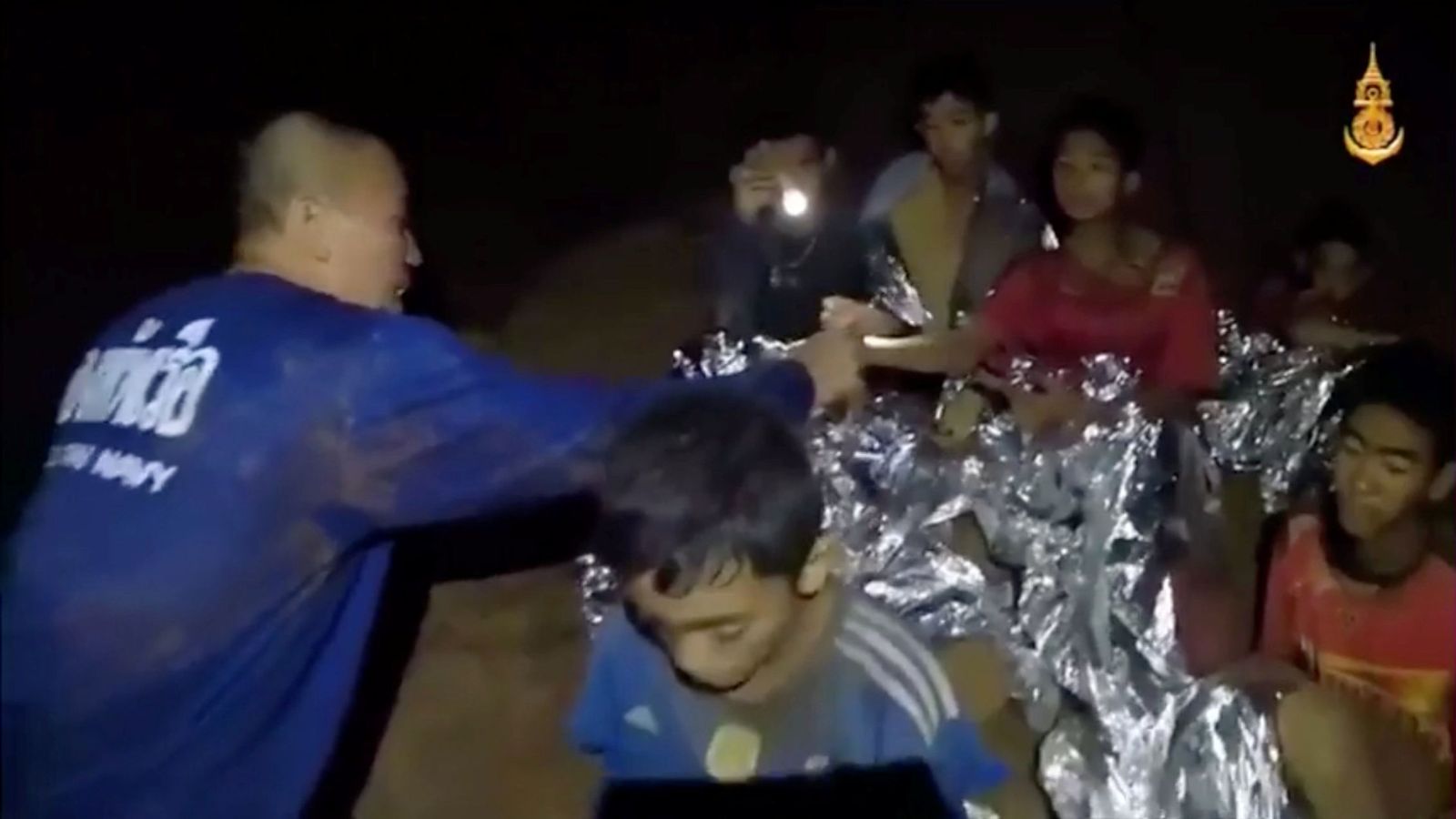 Foto: Un médico asiste a los niños atrapados en la cueva de Tham Luang, el 3 de julio de 2018. (Reuters)