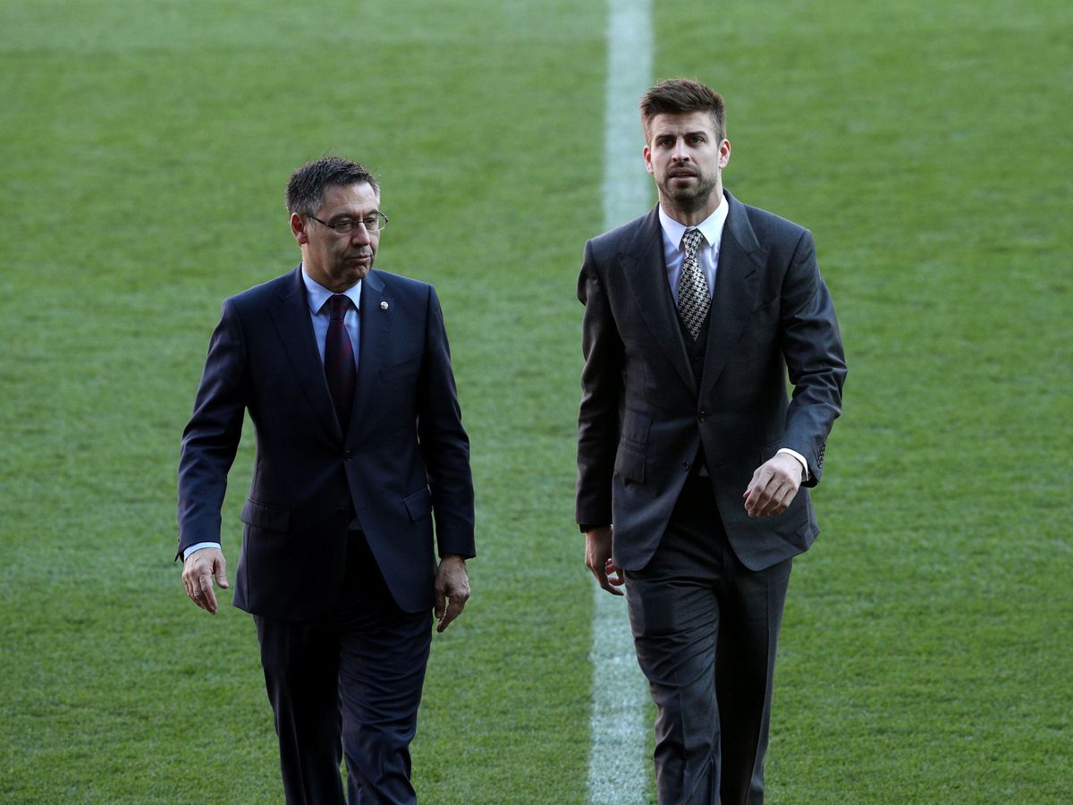 Foto: Josep Maria Barotmeu y Gerard Piqué, en enero de 2018, cuando renovó hasta 2022. (Reuters)