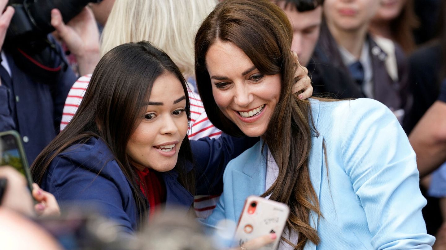 Kate haciéndose un selfi con una fan. (Reuters)