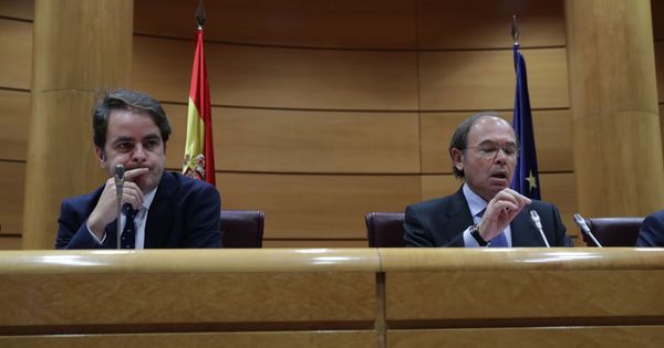 Foto: El secretario de Estado para las Administraciones Territoriales, Roberto Bermúdez de Castro (i), junto al presidente del Senado, Pío García-Escudero (d). (EFE)