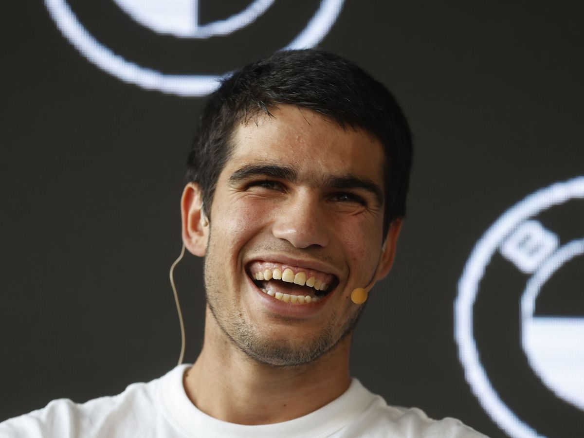 Foto: Alcaraz sonríe en un acto publicitario. (EFE/Juan Carlos Hidalgo)