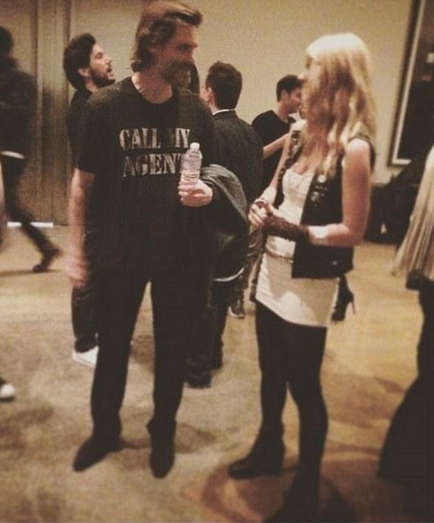 Foto: Jim Carrey charlando animadamente con una chica el día que cortó con Cathriona White (Instagram)