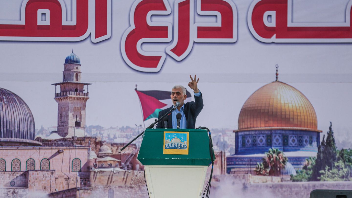 FILED - 14 April 2023, Palestinian Territories, Gaza: Yahia al-Sinwar, head of the Palestinian Hamas movement, gives a speech during a rally to mark al-Quds Day. In a letter to the chairman of the Hamas politburo, Ismail Haniya, and other members of the committee, al-Sinwar spoke of a bitter, brutal and unprecedented battle against Israeli forces being fought by the Qassam Brigades, the organization's armed wing. Photo: Mohammed Talatene/dpa
  (Foto de ARCHIVO)
14/04/2023 ONLY FOR USE IN SPAIN