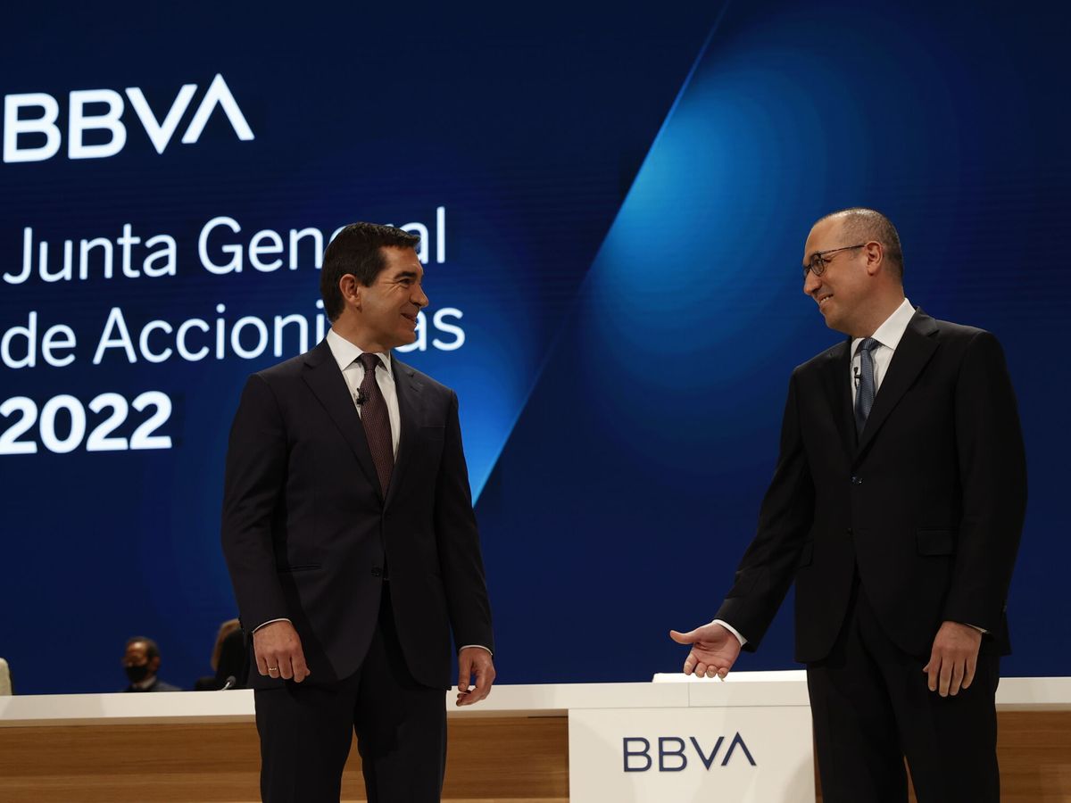 Foto: Onur Genç (d) y Carlos Torres, consejero delegado y presidente de BBVA. (EFE/Luis Tejido)
