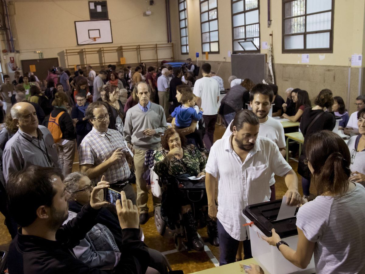 Foto: Colas en el centro cívico La Sedeta de Barcelona para votar en el referéndum independentista de Cataluña el 1 de octubre de 2017. (EFE)
