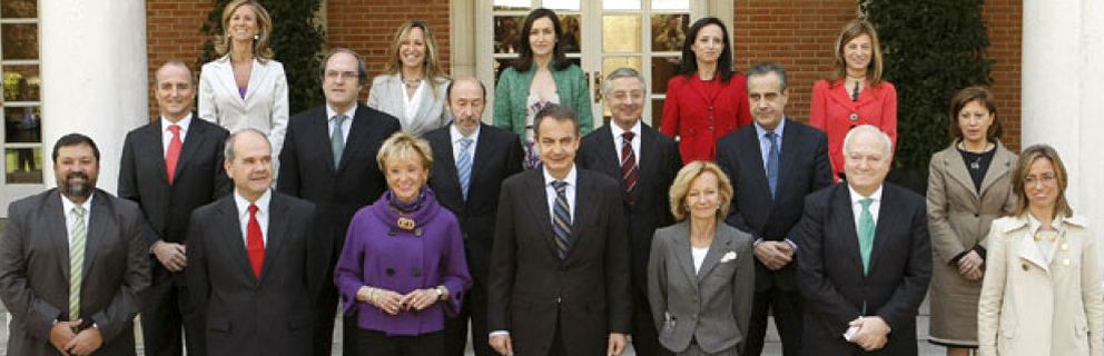 Foto: Triple foto de familia del nuevo Gobierno de Zapatero