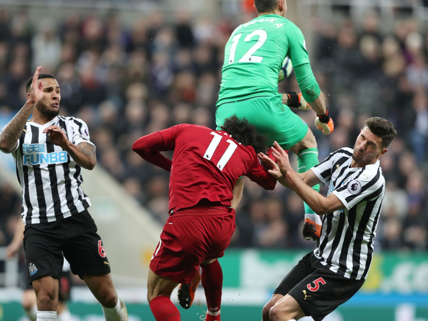 El golpe de Dúbravka a Salah durante el Newcastle-Liverpool. (Reuters)