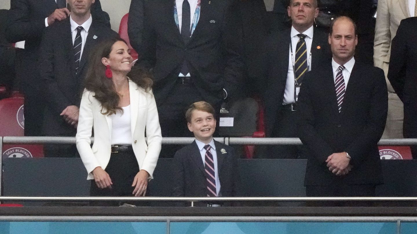 El príncipe George, junto a sus padres, en la final de la Eurocopa. (Reuters/Frank Augstein)