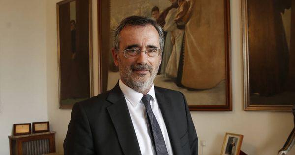 Foto: El socialista Manuel Cruz, en el despacho del presidente del Círculo de Bellas Artes de Madrid. (Inma Mesa | PSOE)
