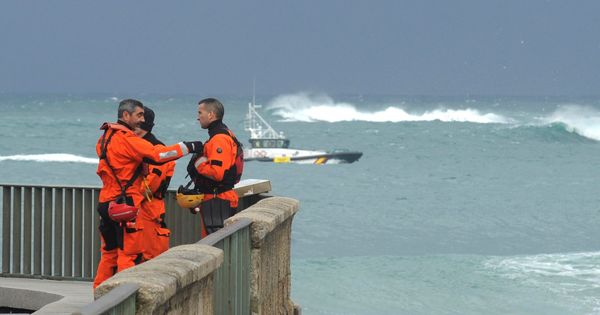 Foto: Los servicios de emergencias buscan a la joven desaparecida en la playa del Orzán. (EFE)
