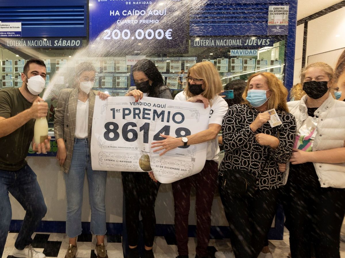 Foto: Los loteros se llevan una pequeña comisión por décimo vendido y por premio pagado (EFE/Quique Curbelo)