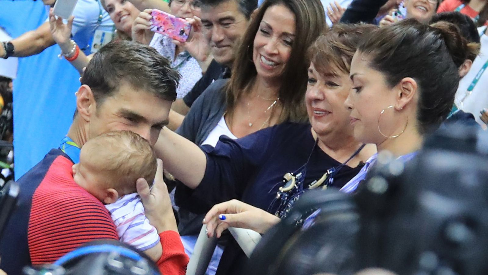 Foto: Michael Phelps besa a su hijo (Reuters)