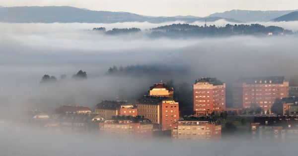 Foto: Oviedo con niebla al fondo (EFE)