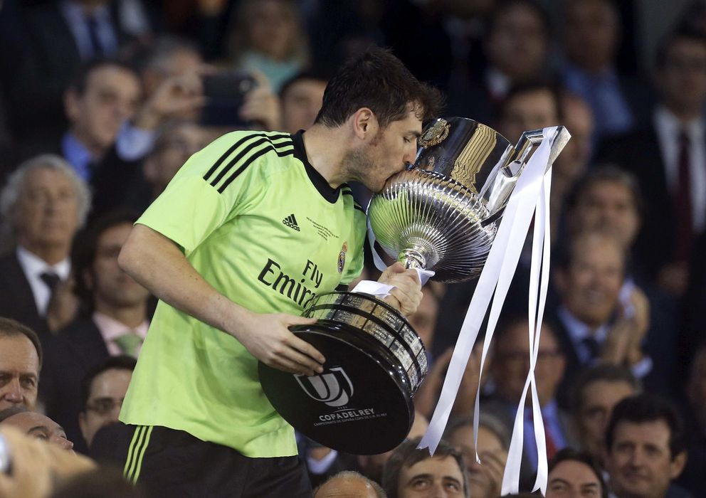 Foto: Iker Casillas besa la Copa del Rey ganada al Barcelona (EFE).