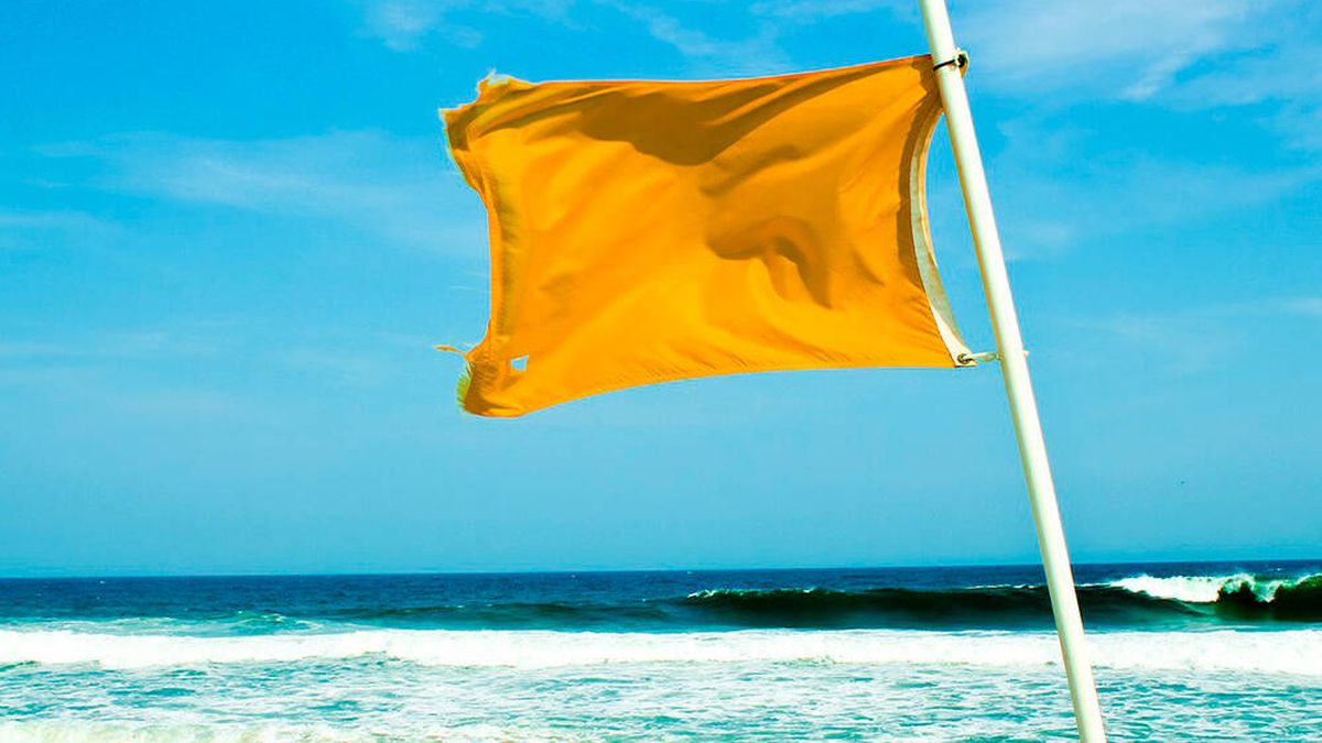 ¿Cuál es el significado real de la bandera amarilla en la playa? La Guardia Civil lo revela