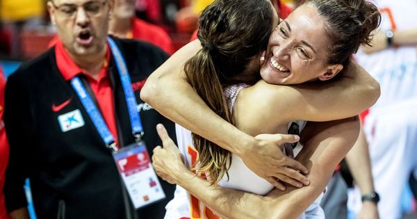 Foto: Laia Palau y Marta Xargay se abrazan tras el final del partido contra Bélgica. (EFE)