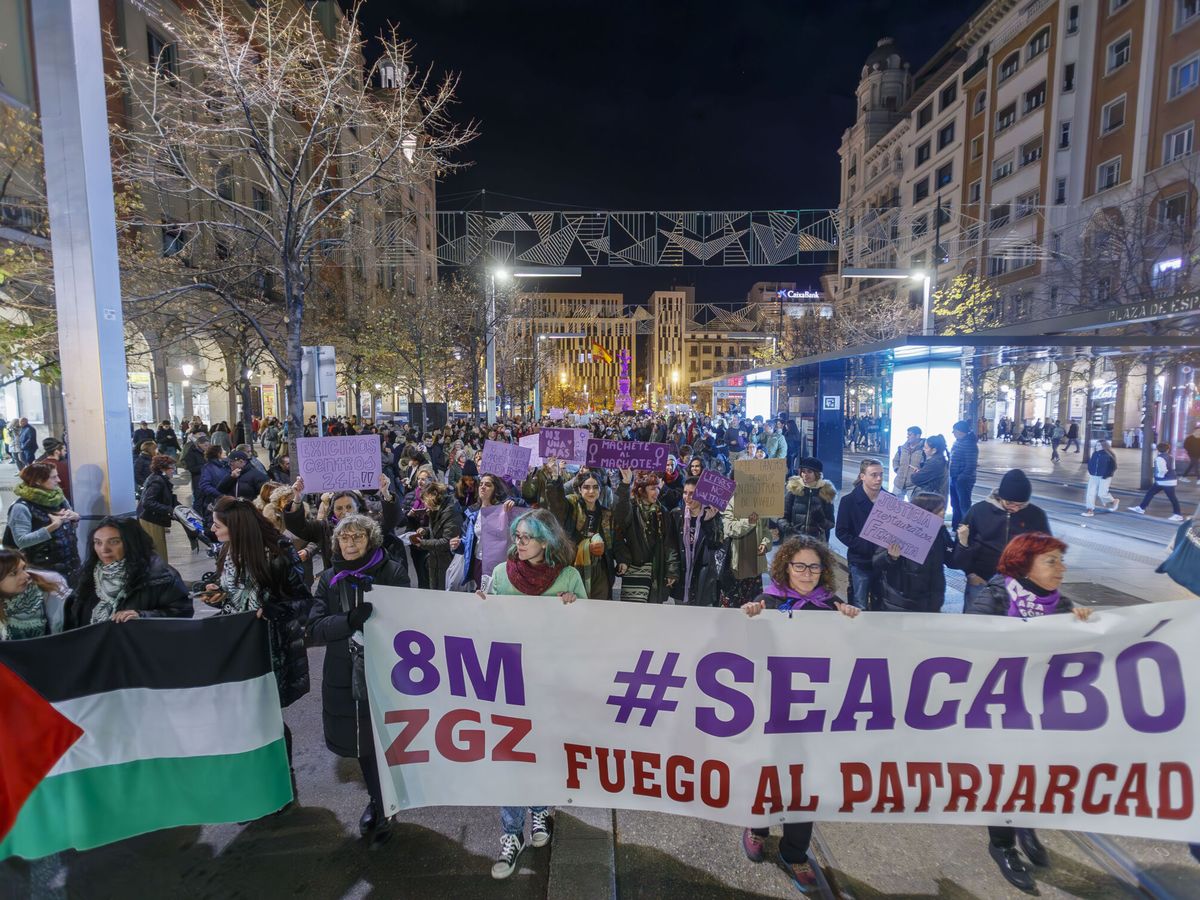 Foto: Vista de una manifestación feminista en Zaragoza. (EFE/Javier Belver)