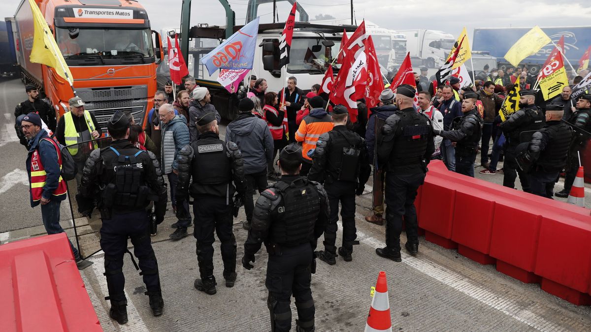 Los gendarmes desbloquean la frontera España-Francia tras los cortes de los sindicatos