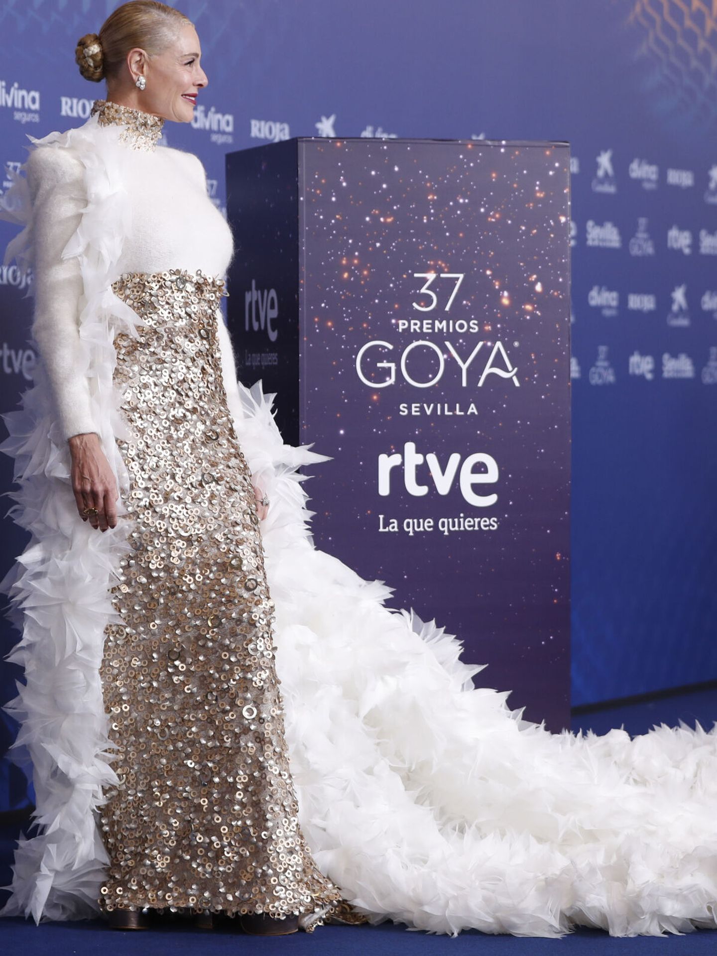SEVILLA 11 02 2023.- La actriz Belén Rueda posa para los medios gráficos en la alfombra roja de la XXXVII Gala de los Premios de la Academia de Cine, 