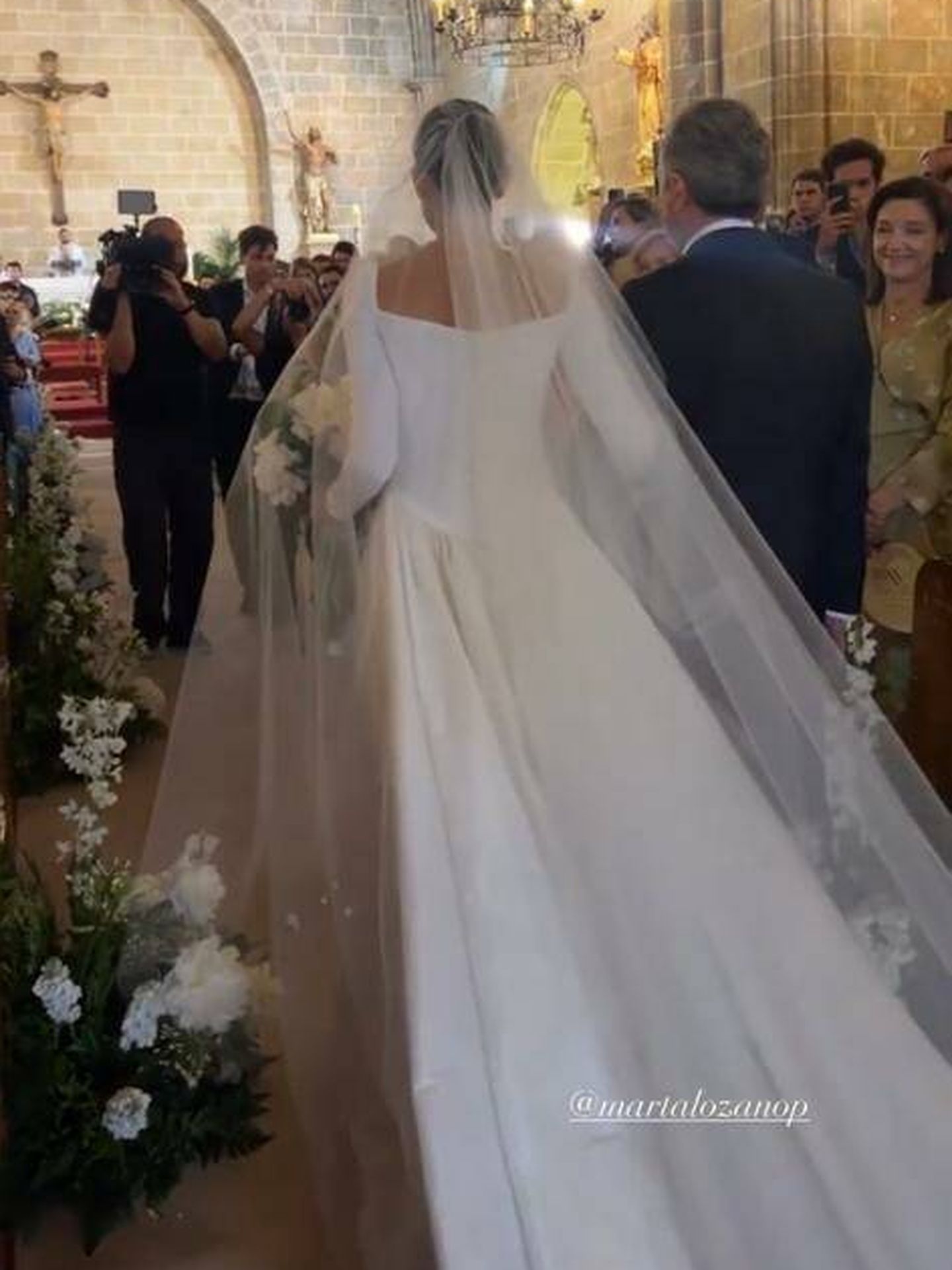 Espalda del vestido de novia de Marta Lozano. (@madamederosa)