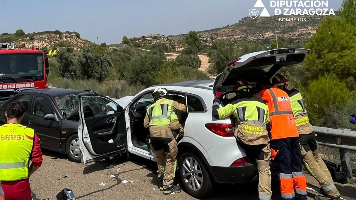 Fallece una persona y dos resultan heridas en un choque frontal de dos vehículos en Mazaleón 