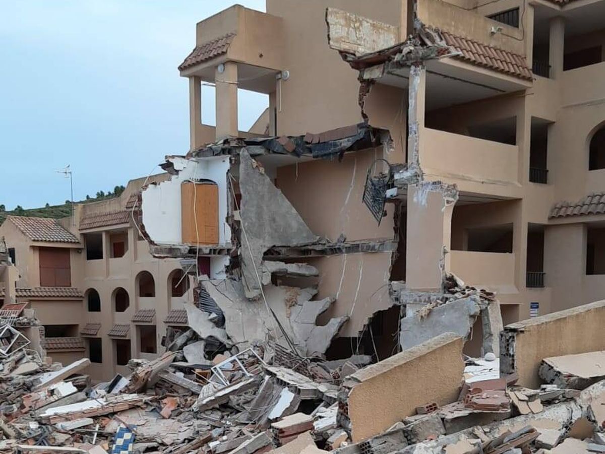 Foto: Derrumbe parcial de un edificio de tres plantas en la urbanización Font Nova, en Peñíscola. (Guardia Civil) 