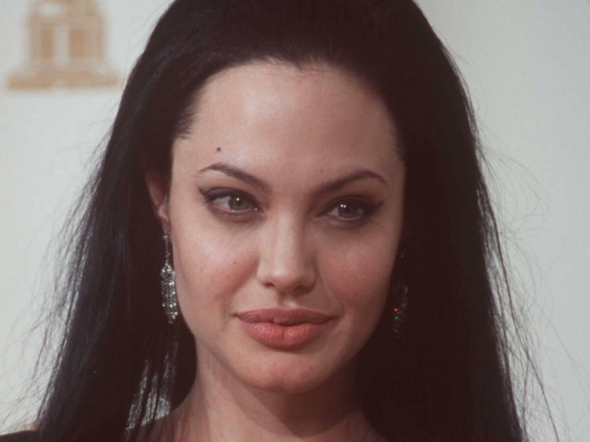 Foto: Angelina Jolie lucía un maquillaje 'voguish vampire' cuando recogió su primer Oscar en 2000. (Getty/David McNew)