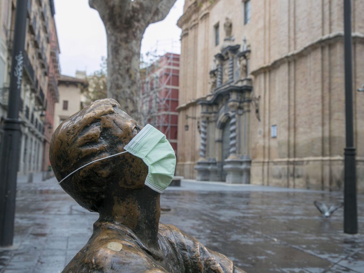 Foto: Una estatua en la zaragozana Plaza de San Felipe, con una mascarilla. (EFE)