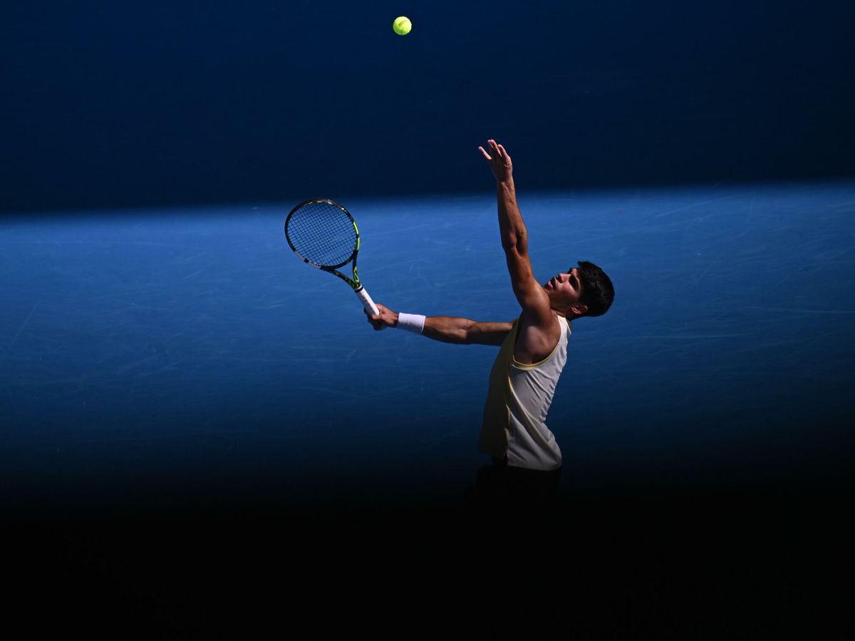 Foto: Carlos Alcaraz, en el séptimo día del Open de Australia. (EFE/Joel Carrett)