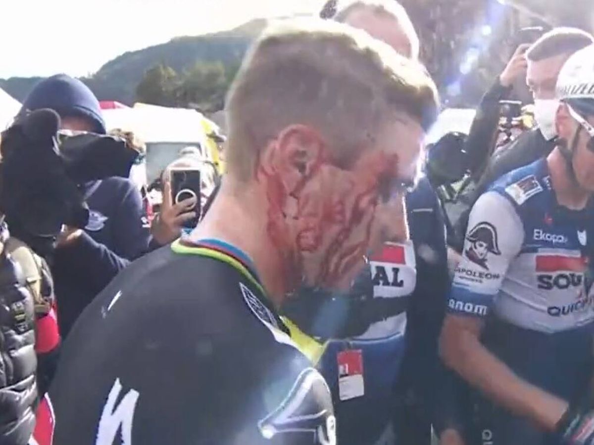 Foto: Remco Evenepoel, tras su accidente después de la 3ª etapa de La Vuelta 2023 (@teledeporte).
