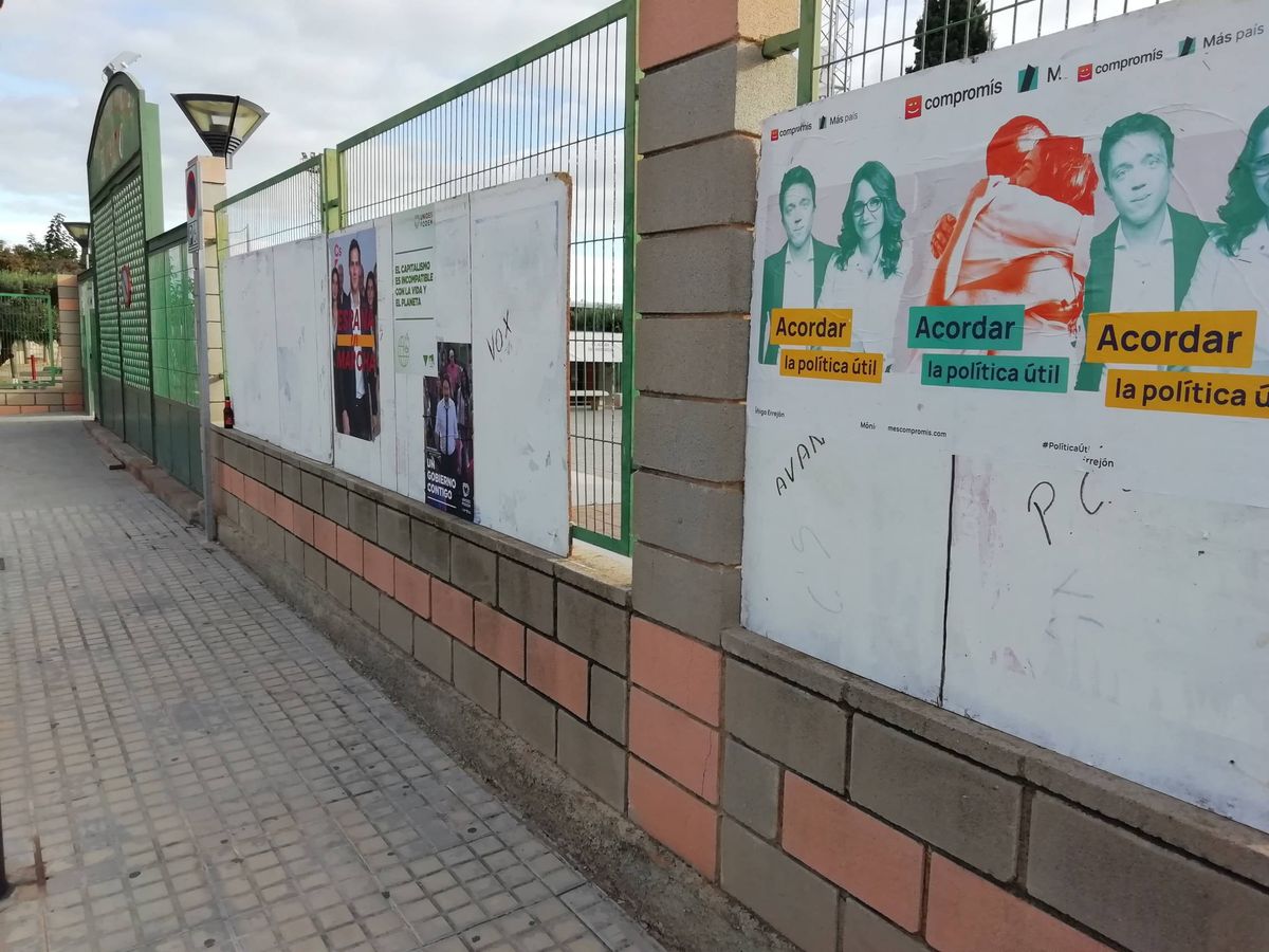 Foto: En Alfara, las tablas con los espacios para carteles electorales están semivacías el lunes, con la campaña ya en marcha. (V.R.)