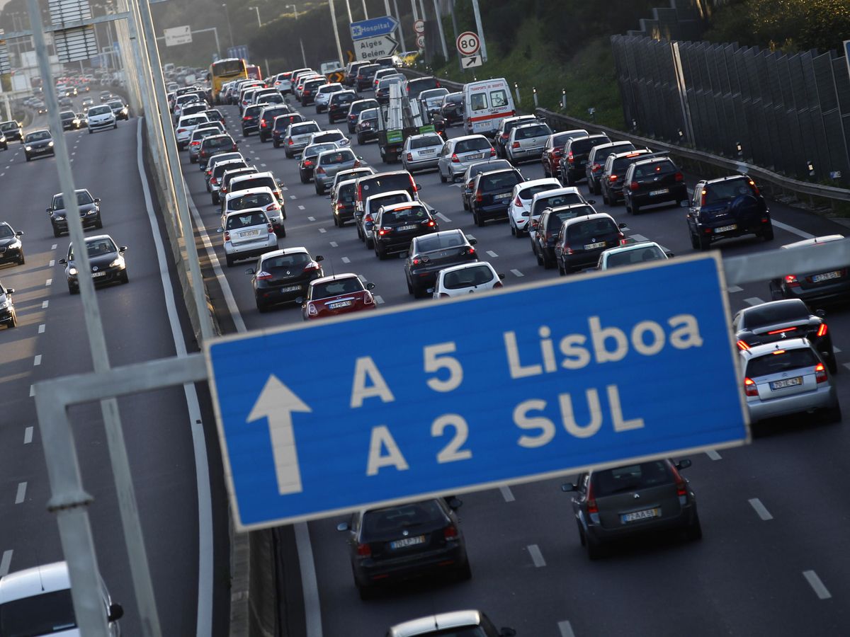 Foto: Atasco de tráfico en una autopista a la entrada de Lisboa, en febrero de 2012. (Reuters)