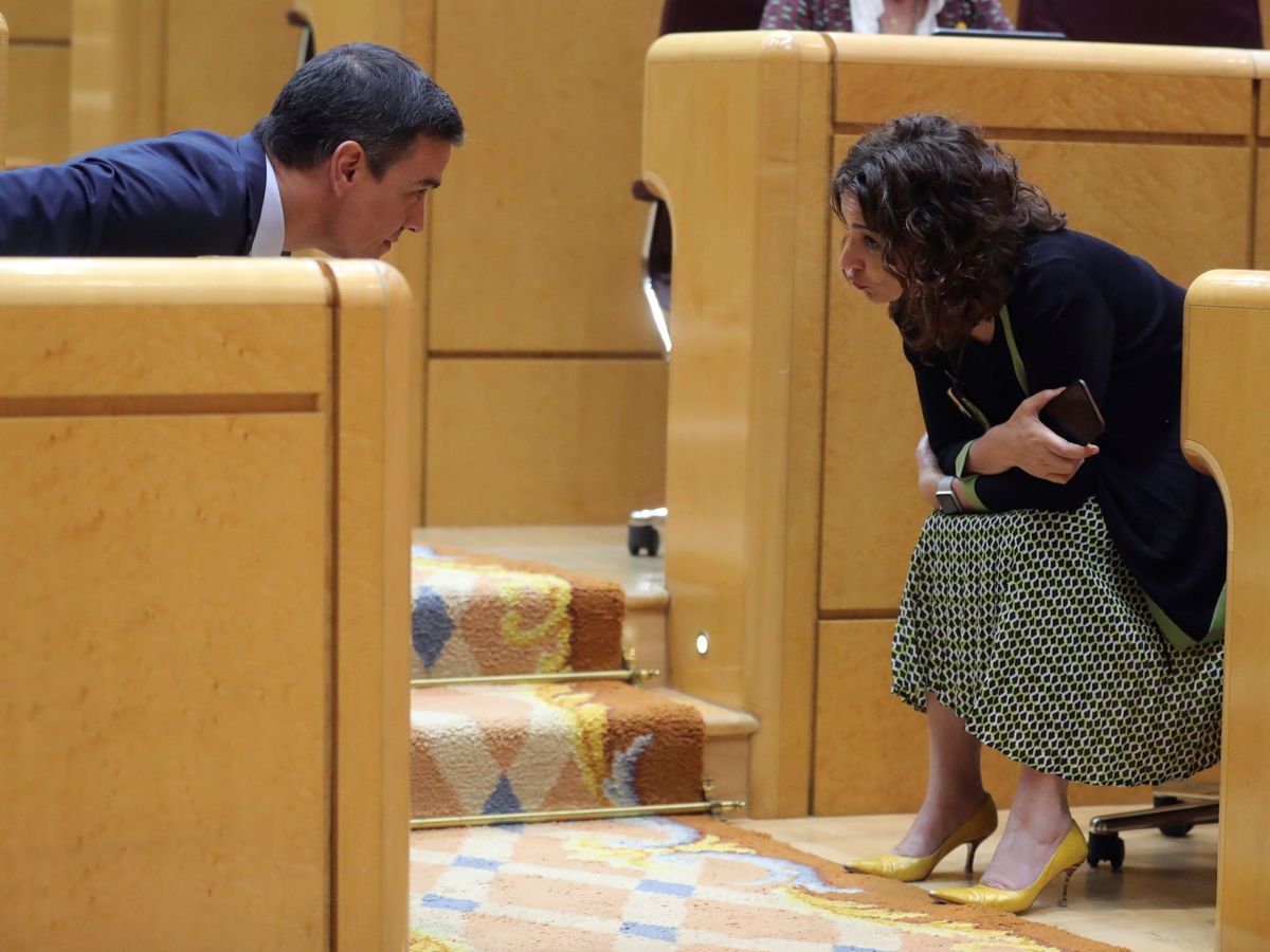 Foto: Pedro Sánchez y María Jesús Montero hablan en el Senado. (EFE)