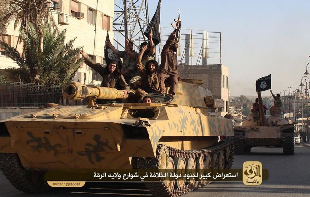 Combatientes del autodenominado Estado Islámico durante un desfile militar en Raqqa (Twitter).