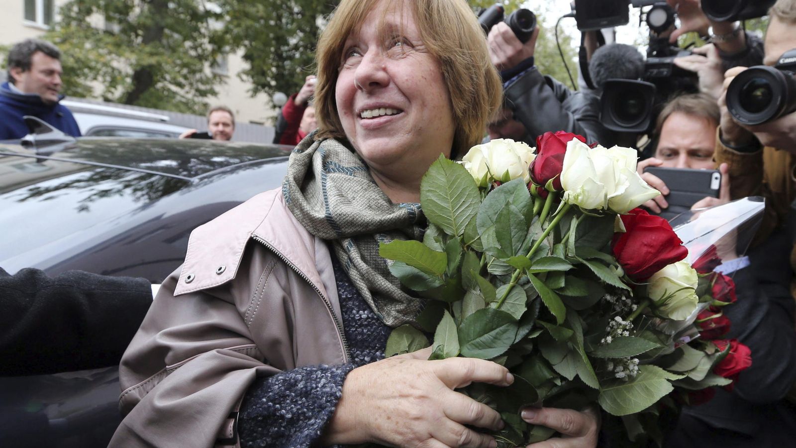 Foto:  La galardonada con el Nobel de Literatura Svetlana Alexiévich con un ramo de rosas. (EFE)