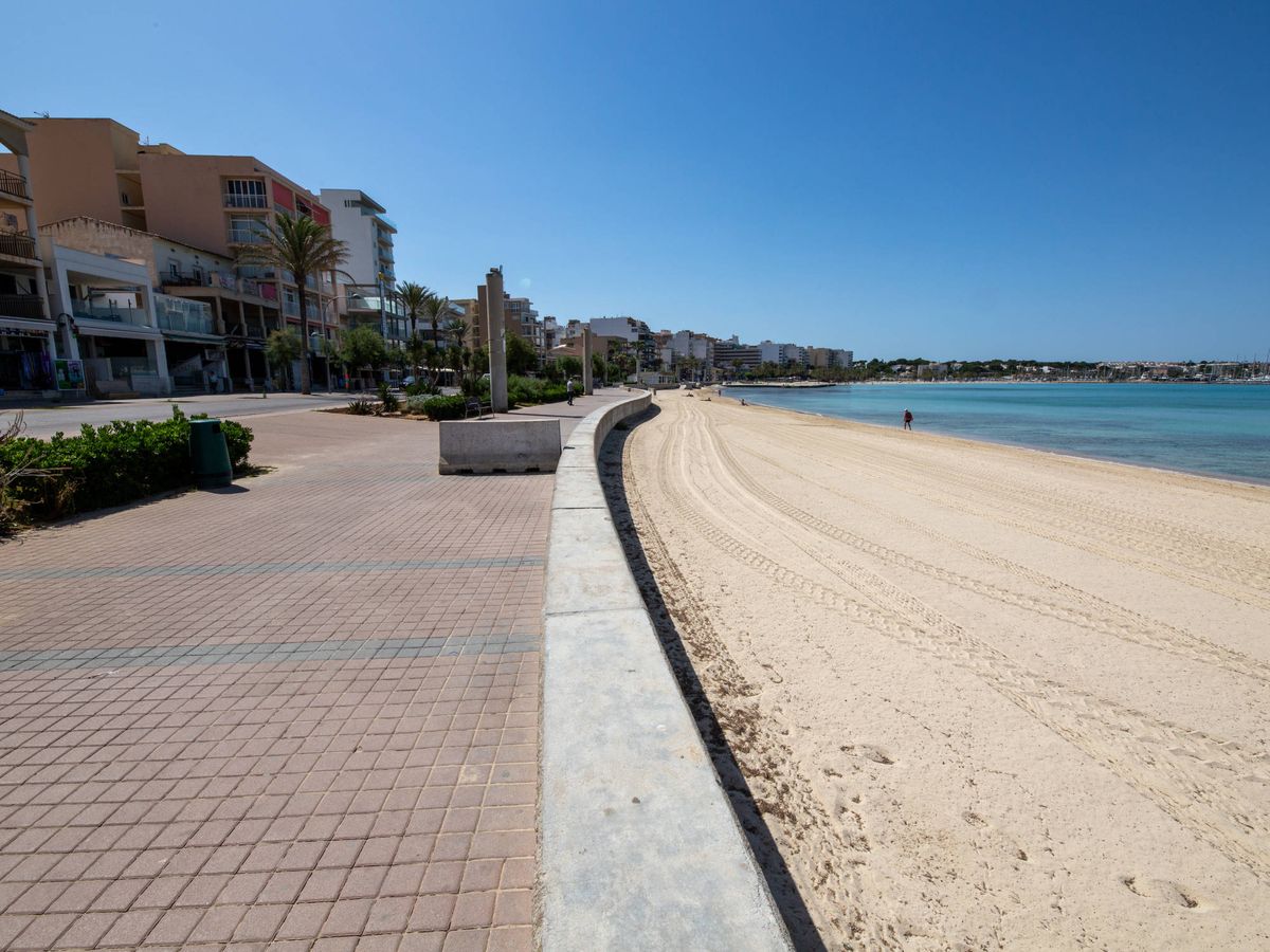 Foto: La playa de Palma, a la altura de El Arenal, completamente vacía. (David Brunat)